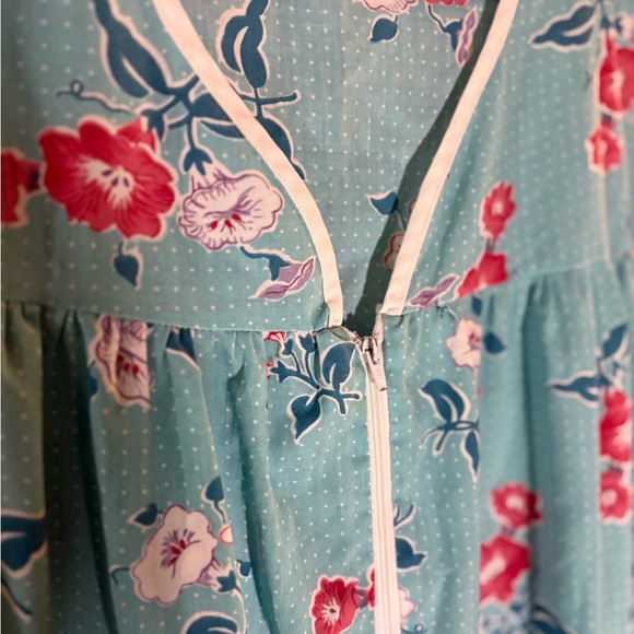 Vintage Floral Sleeveless Nightgown with Pockets - Picture 3 of 5